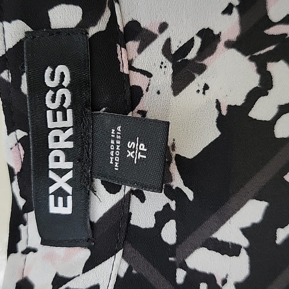 EXPRESS Ruched Sleeve Tie-Front Top - Picture 2 of 6